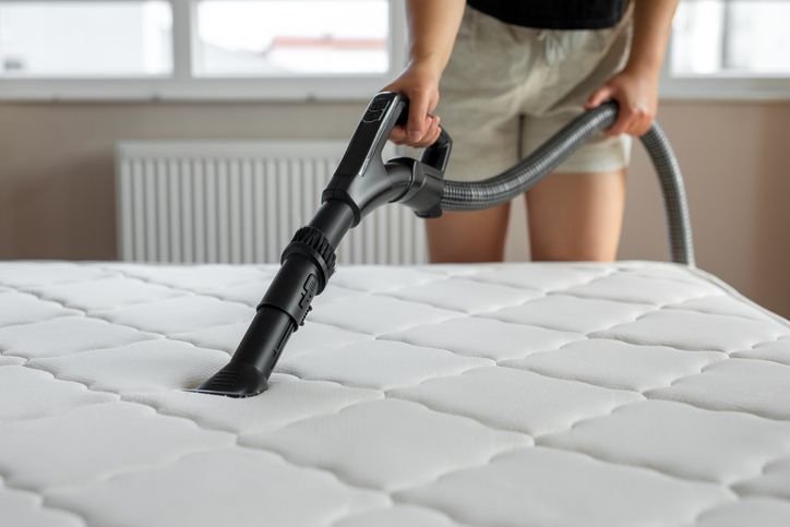 Vacuuming a mattress using the extension